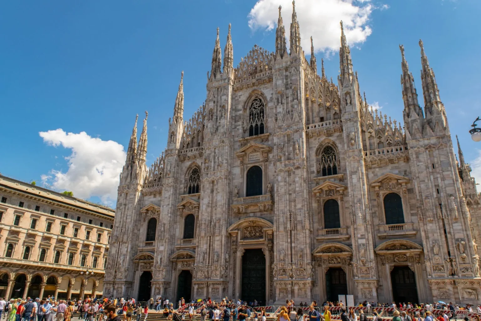 Façade du majestueux Duomo de Milan